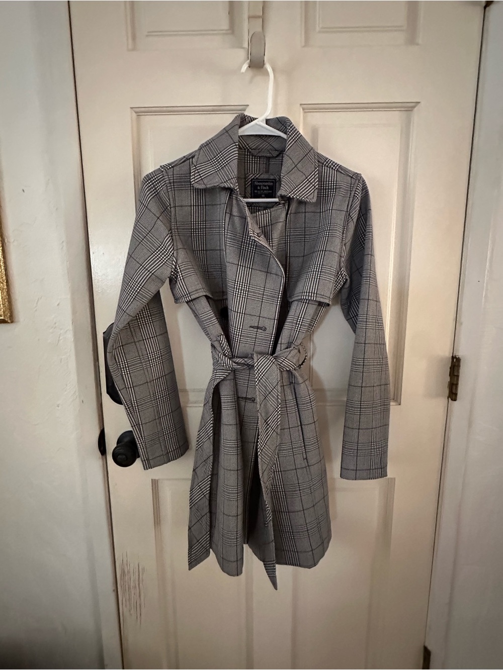 Abercrombie & Fitch Gray Plaid Tie-Waist Trench Coat 🧥
